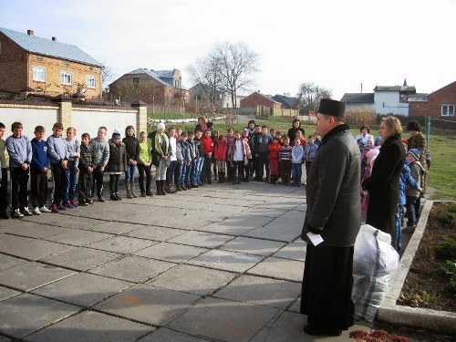 На Львівщині маленькі парафіяни за макулатуру купили військовим в АТО подарунки